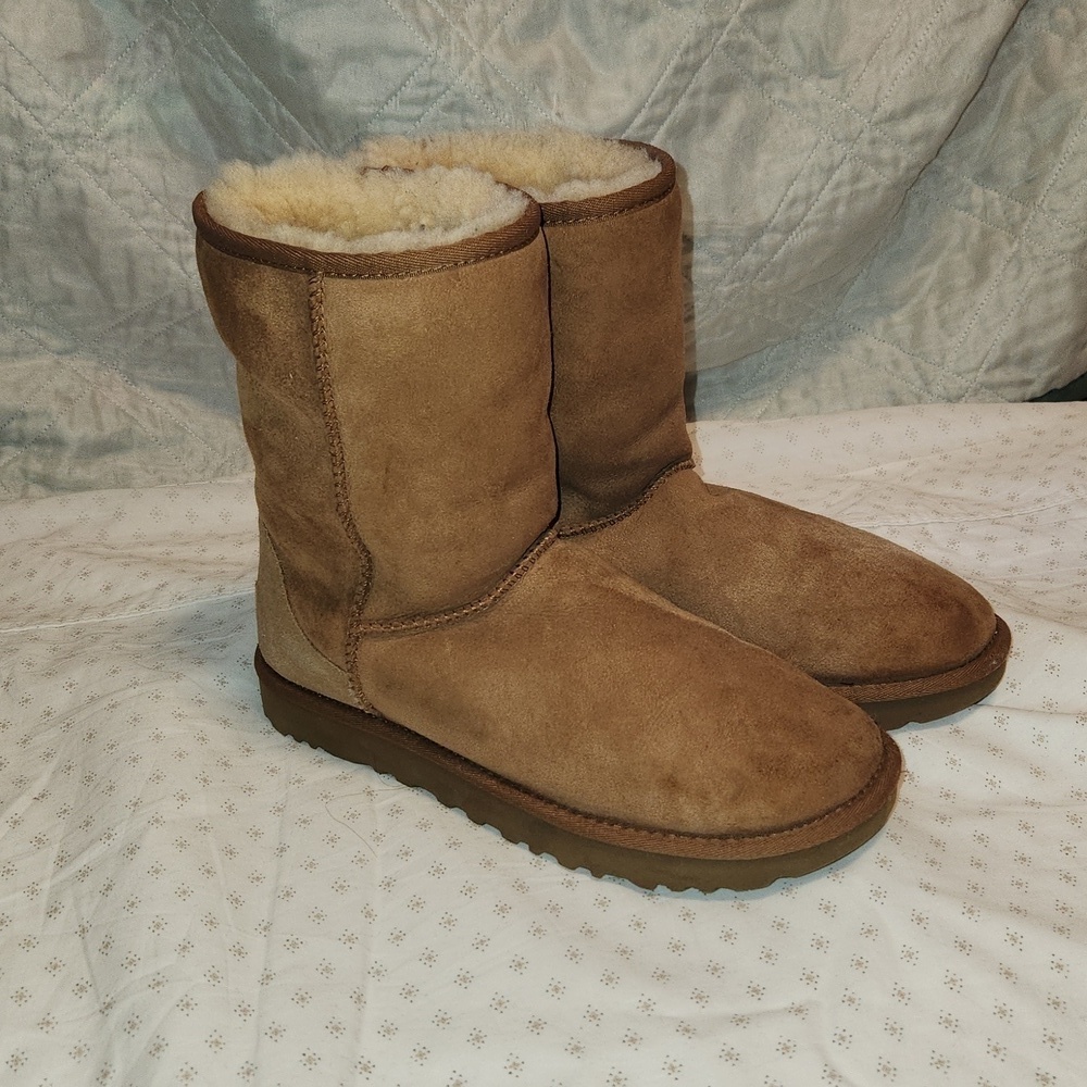 UGG Australia Classic Short II tan shearling boots sz 8